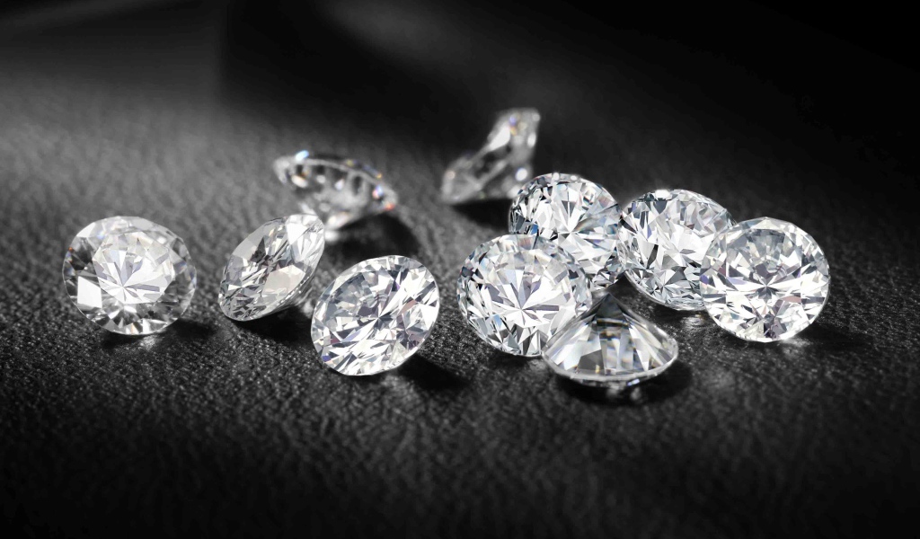 Горсть бриллиантов на черной коже