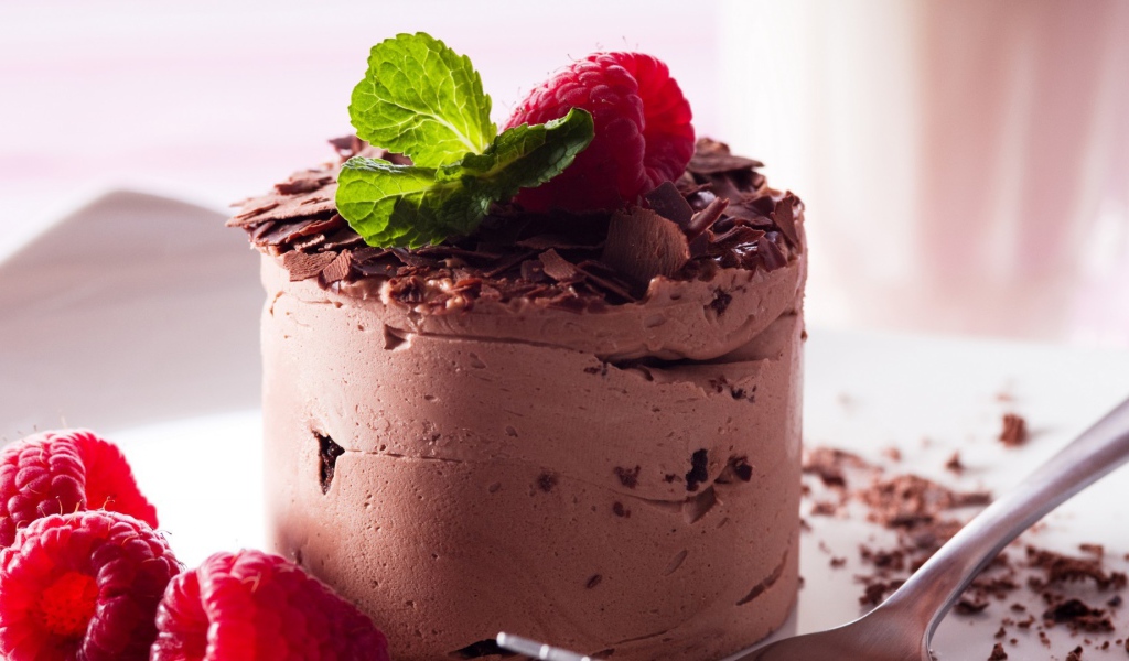 Воздушный шоколадный десерт с малиной