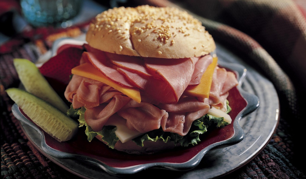 Аппетитный гамбургер с ветчиной