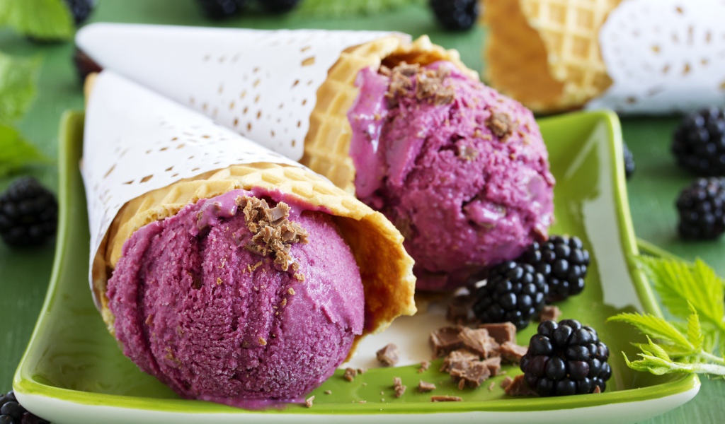 Мороженое из ежевики в вафельном рожке
