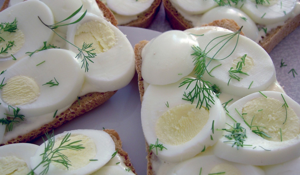 Вареные яйца с хлебом и укропом