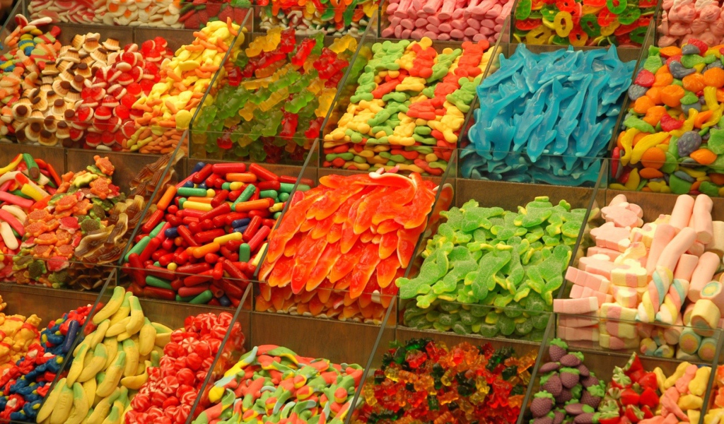 Цукаты и мармелад на полке магазина