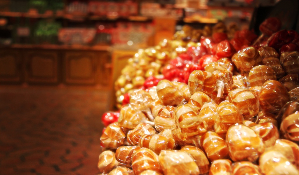 Конфеты на прилавке в магазине