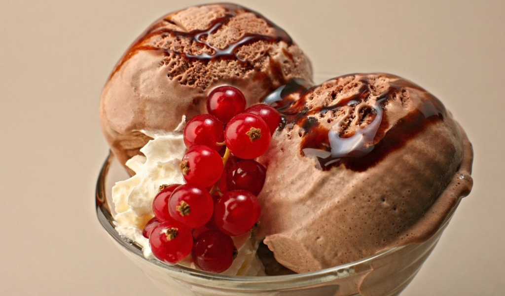 Шоколадное мороженое со смородиной