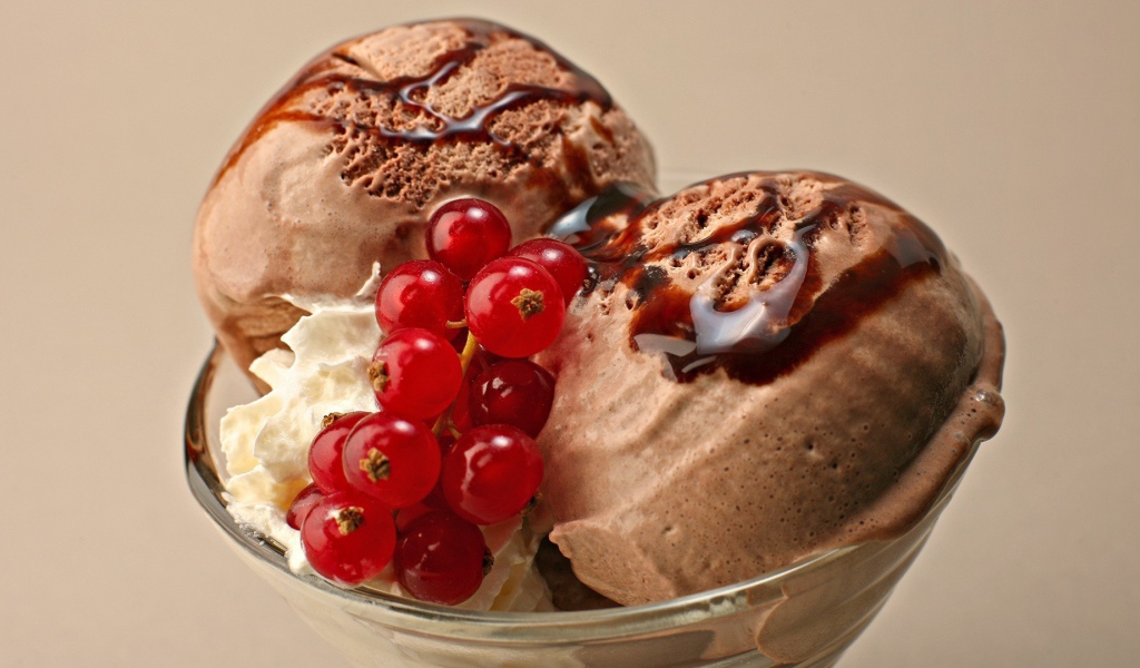 Шоколадное мороженое с красной смородиной