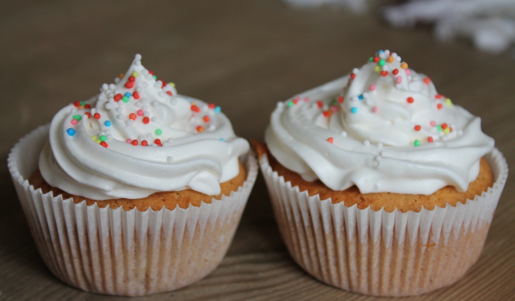 Кексы с кремом и посыпкой