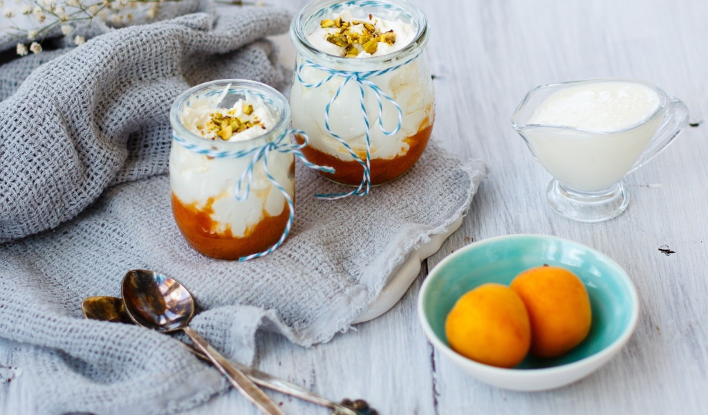 Десерт из взбитых сливок и персикового джема