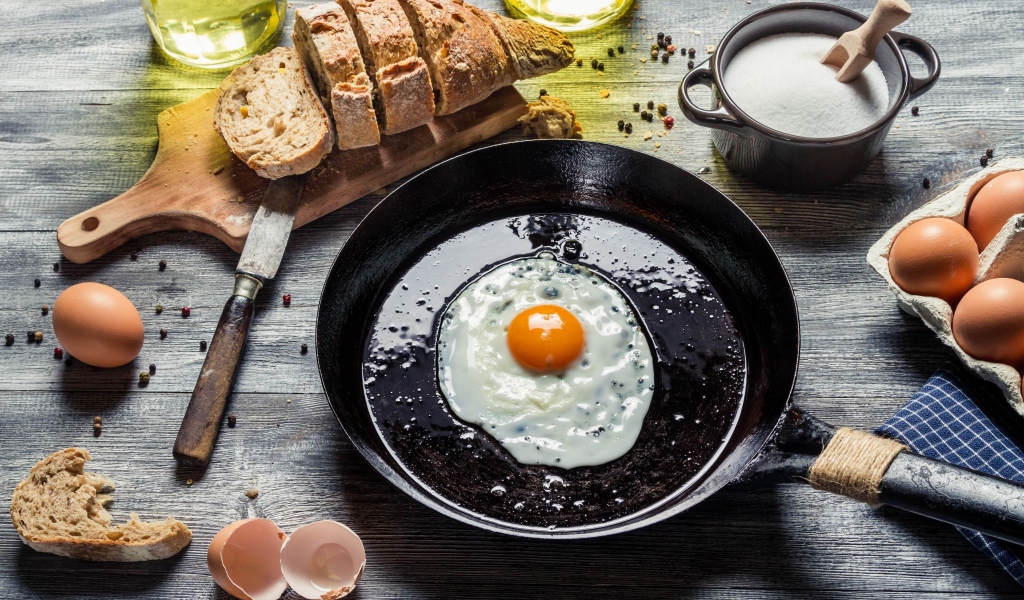 Глазунья с хлебом на завтрак