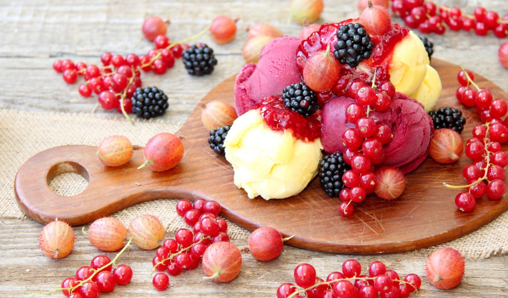 Мороженое и ягоды на разделочной доске