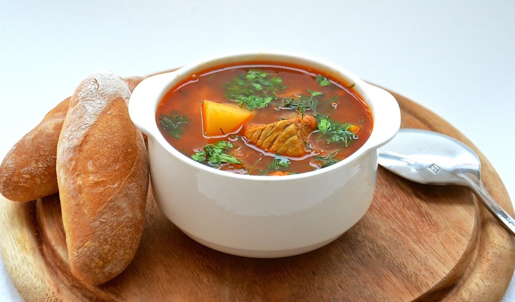 Мясной суп с булочками