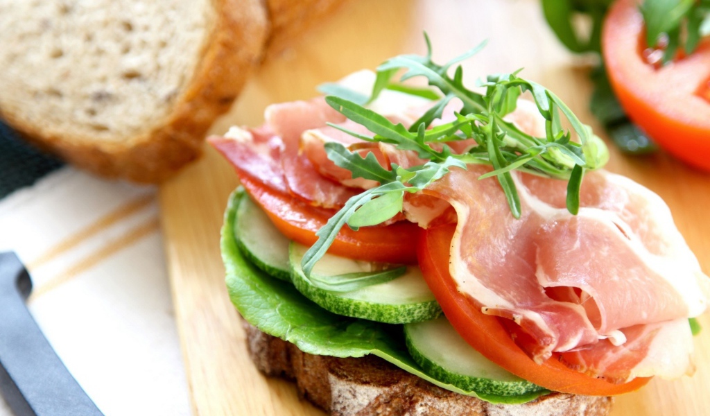 Бутерброд со свежими овощами и ветчиной