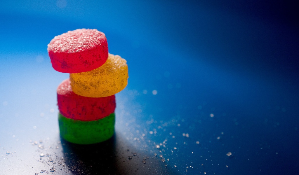 Стопка мармелада на голубой поверхности