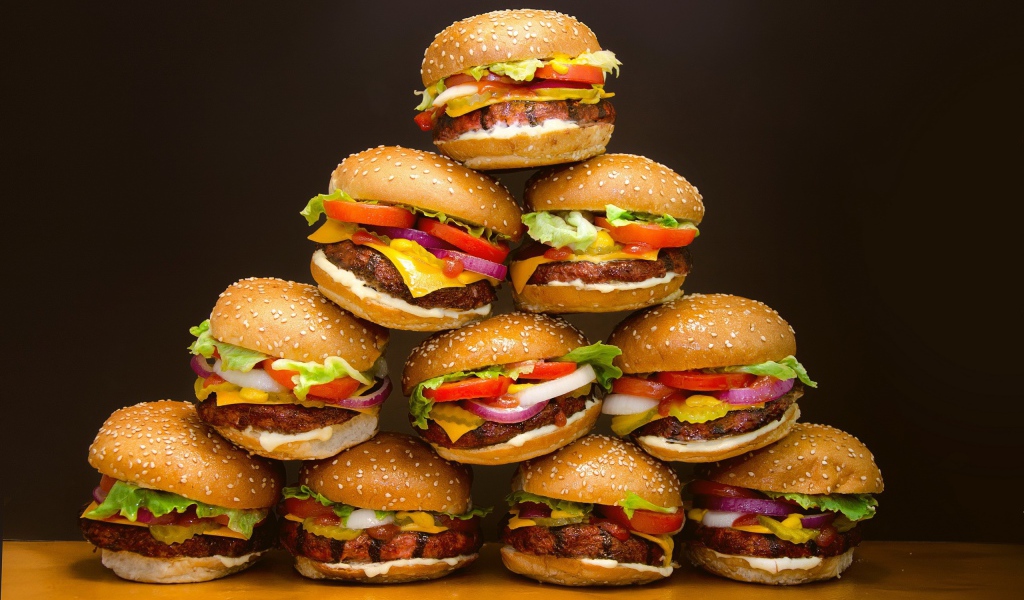 Треугольная горка из бургеров