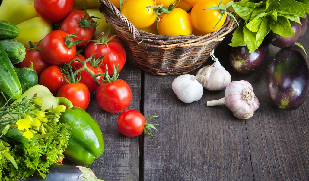 Овощи на деревянном столе