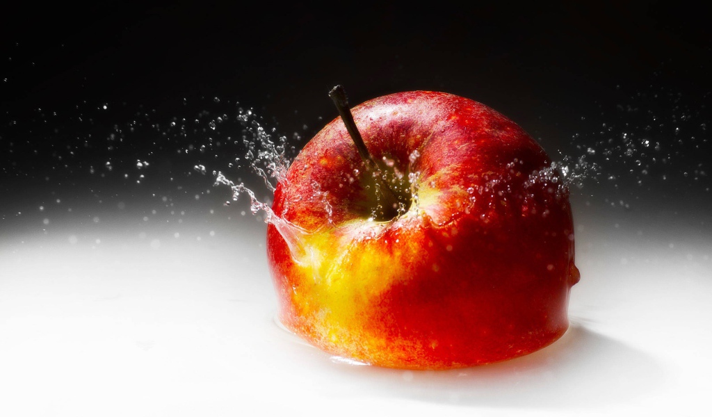 Яблоко падает в молоко