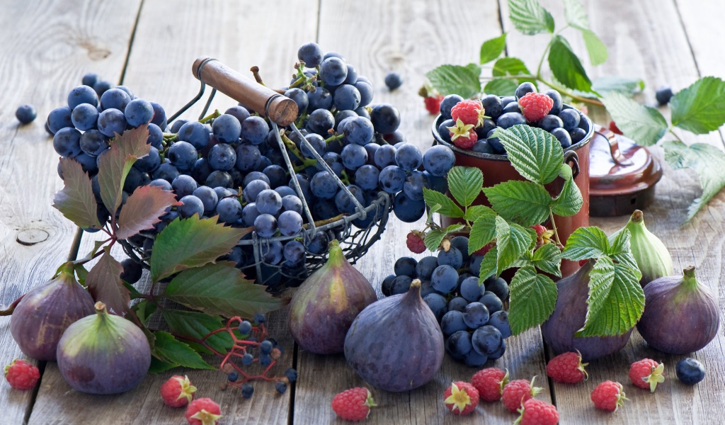 Инжир с ягодами