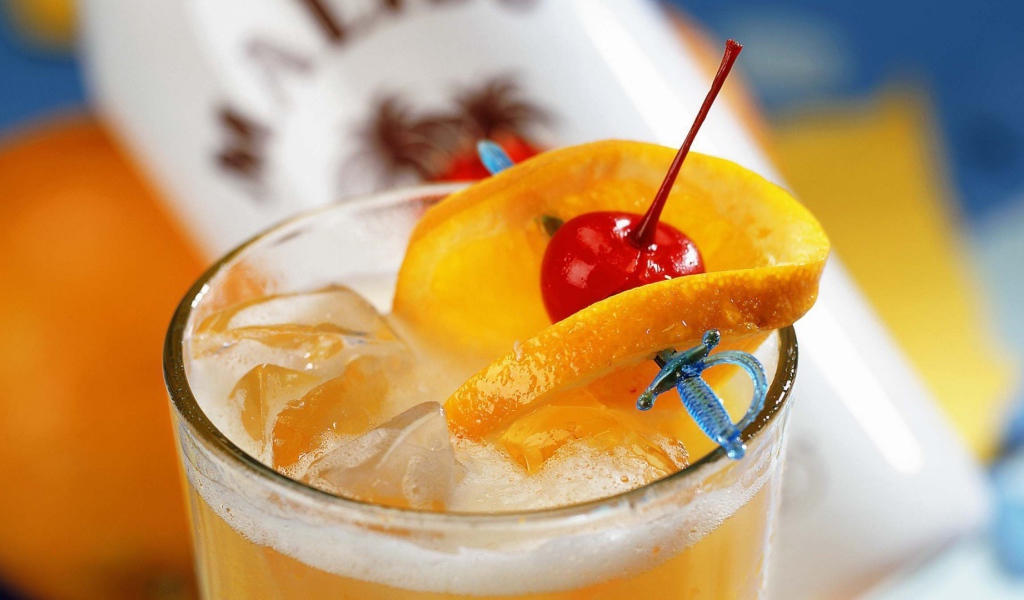 Фрукты на шпажке в молочном коктейле