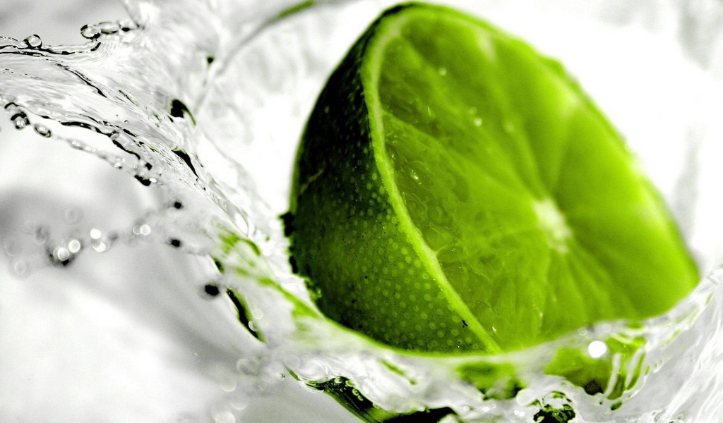 Половинка лайма в воде