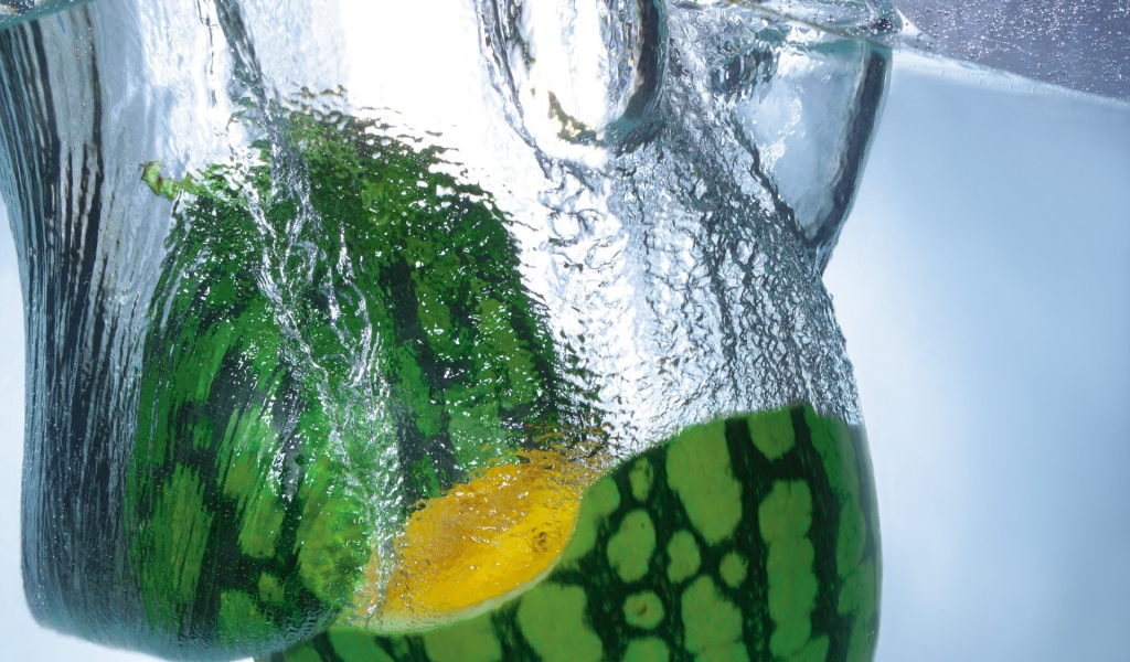 Половинки арбуза в воде