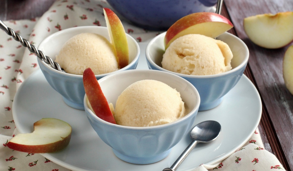 Мороженое из манго с ломтиками яблок