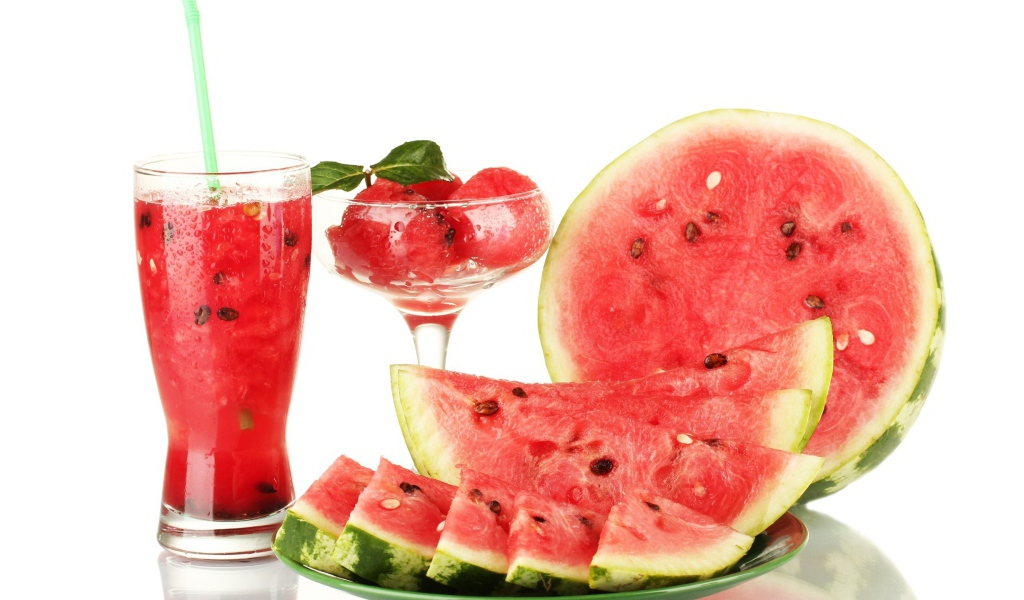 Сок и ломтики арбуза