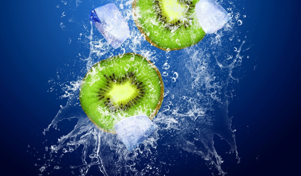 Ломтики киви и льда в воде