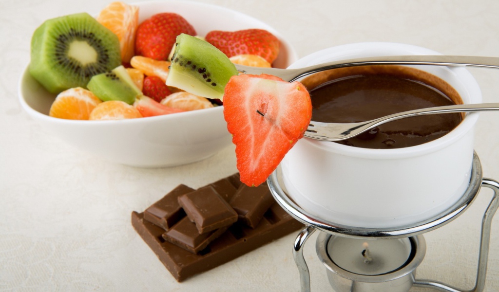 Кусочки фруктов в растопленном шоколаде