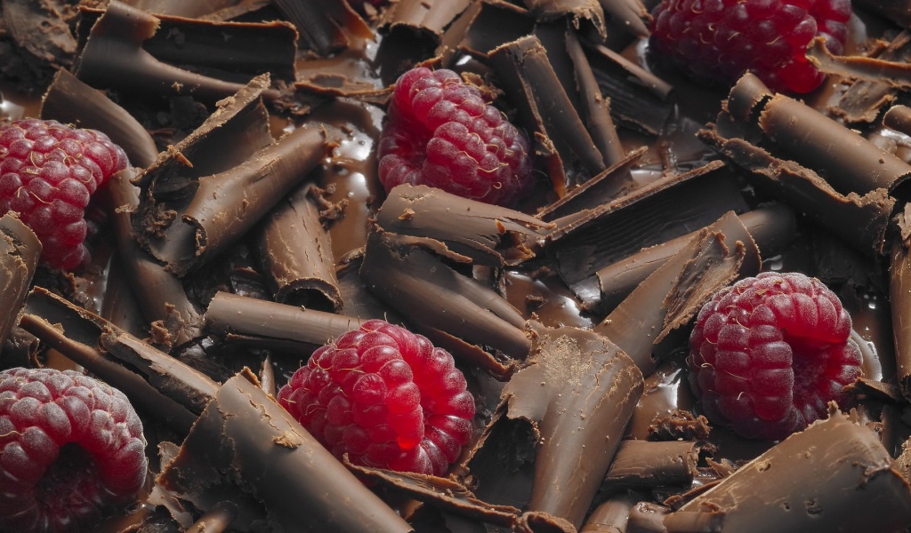 Малина среди шоколадной стружки