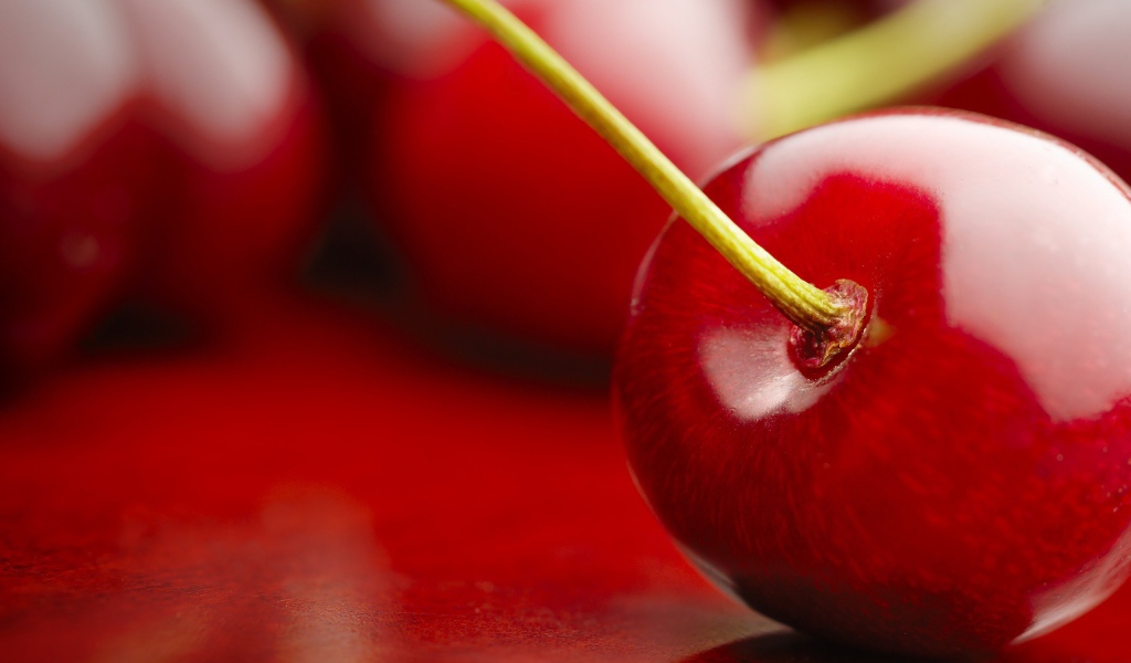 Красная вишня на красном столе