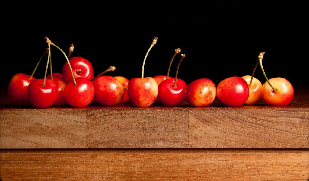 Спелые черешни на доске