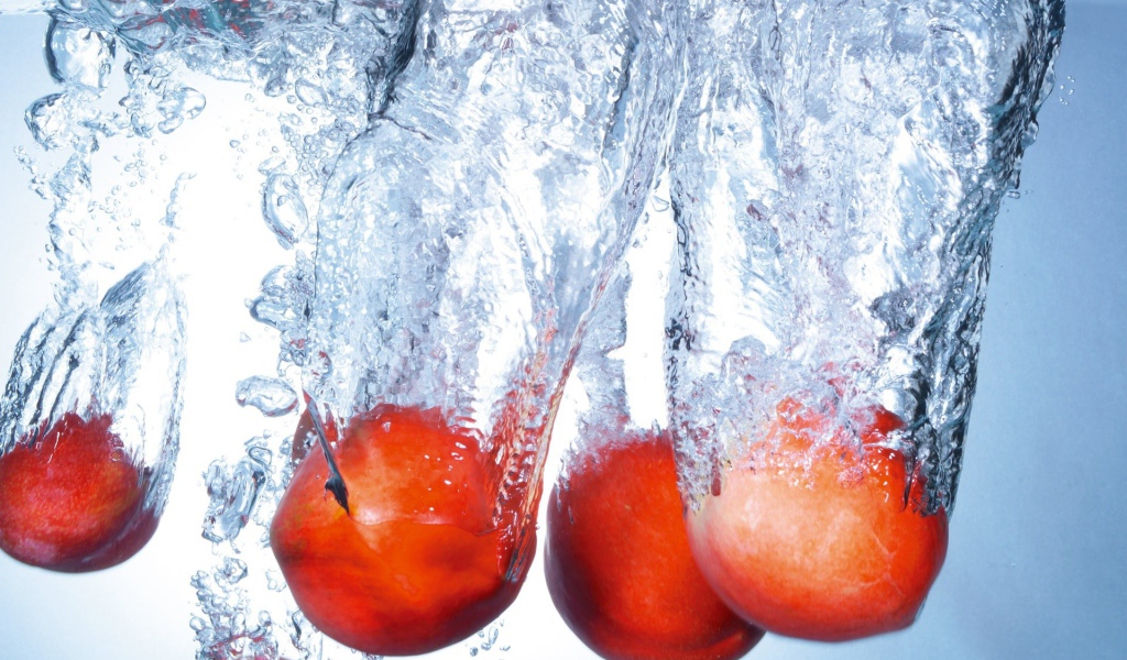 Спелые персики в воде