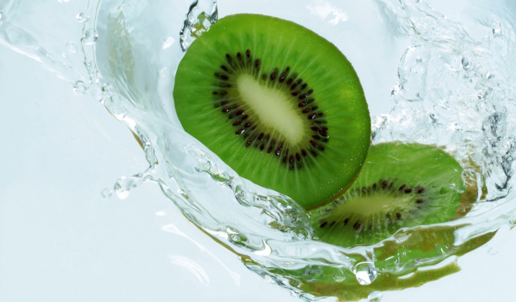 Ломтики киви в воде