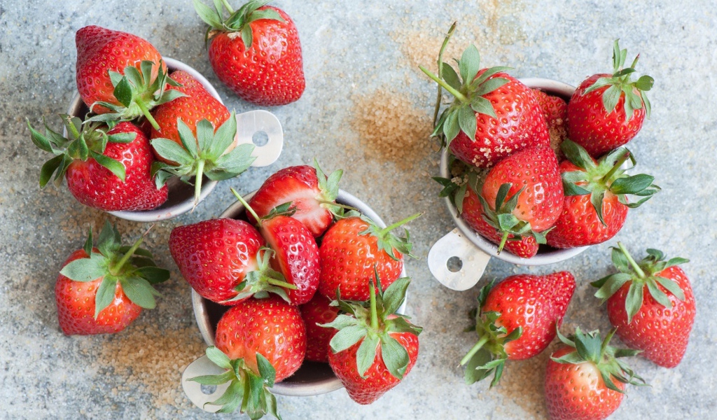 Клубника в чашках на столе