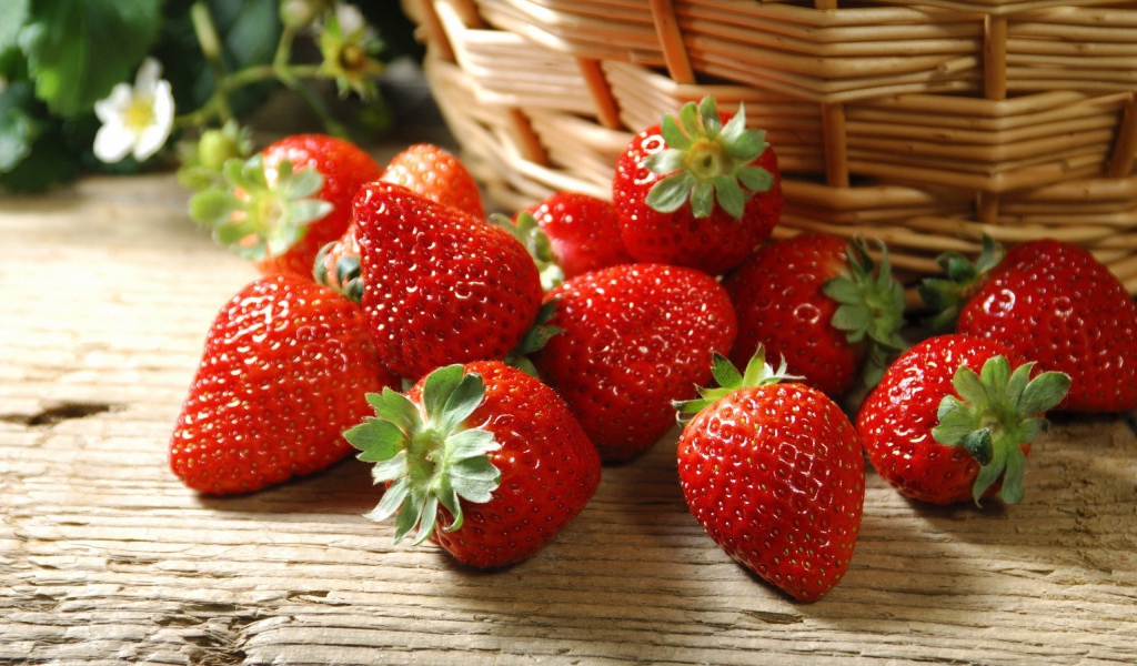 Клубника у соломенной корзины
