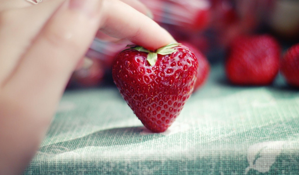 Клубника в форме сердца