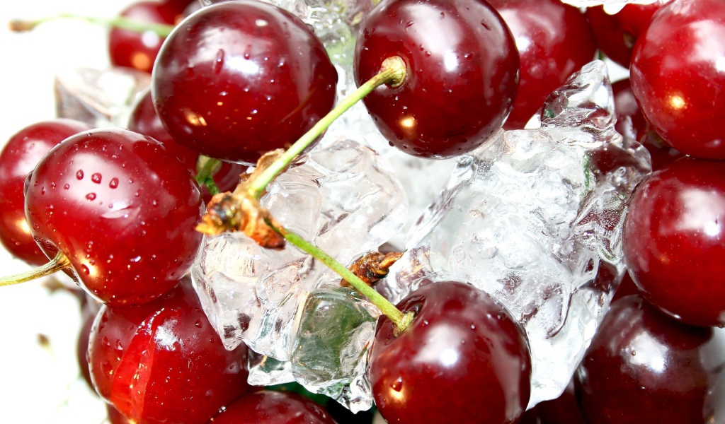 Вишни на кубиках льда
