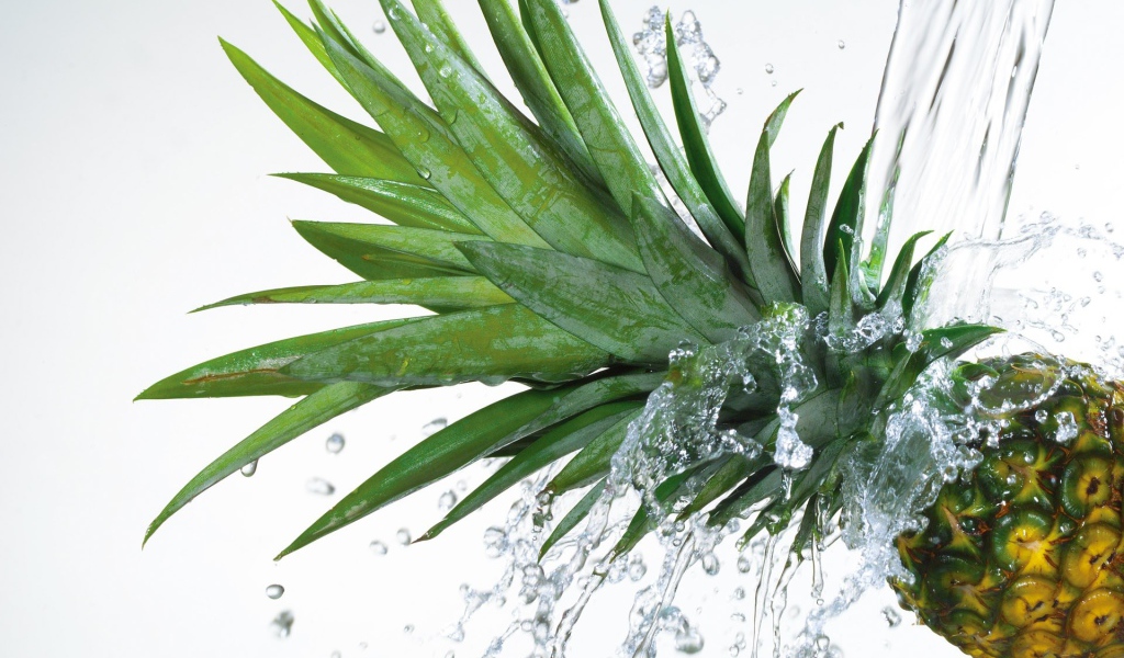 Вода льется на ананас