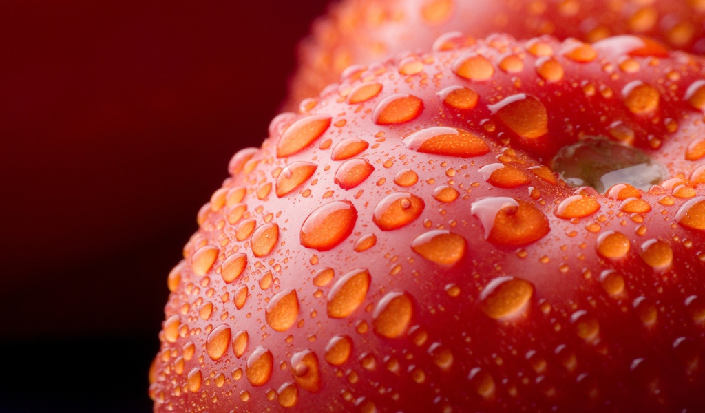 Мокрое красное яблоко