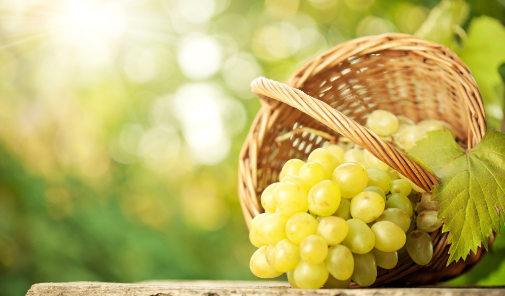 Белый виноград в плетеной корзинке