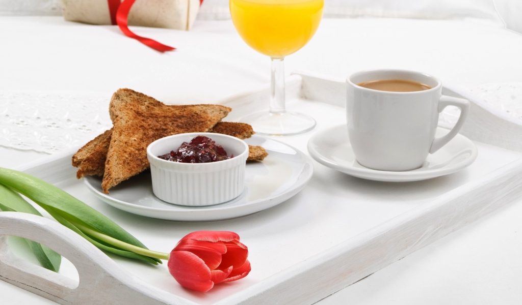 Завтрак на белом подносе