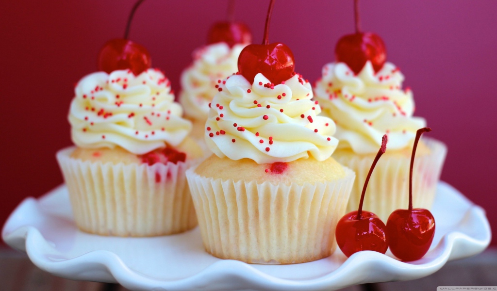 Кексы со сливочным суфле и вишнями