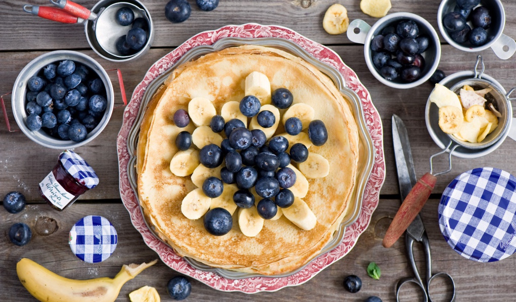 Блины с бананом и черникой