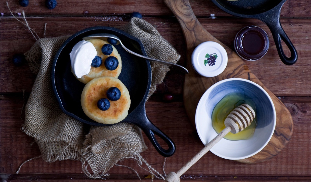 Оладьи с черникой и медом