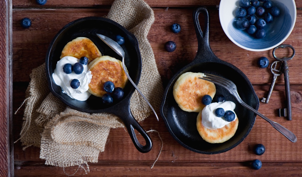 Оладьи с кремом и черникой