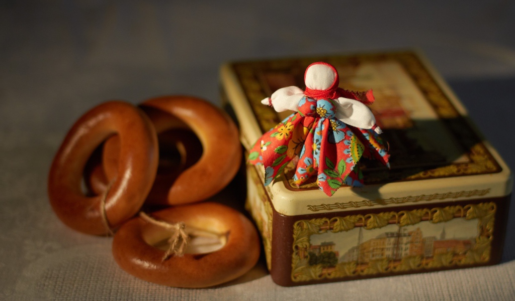 Несколько бубликов и коробка с чаем