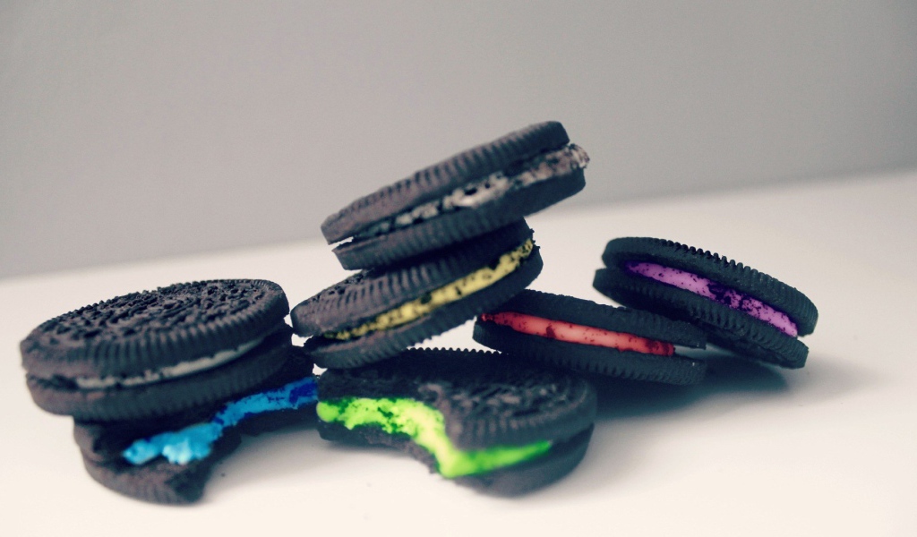 Печенье черного цвета с яркой начинкой