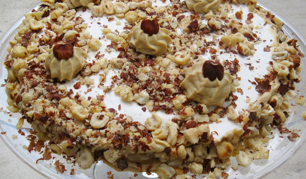 Торт, посыпанный орехами