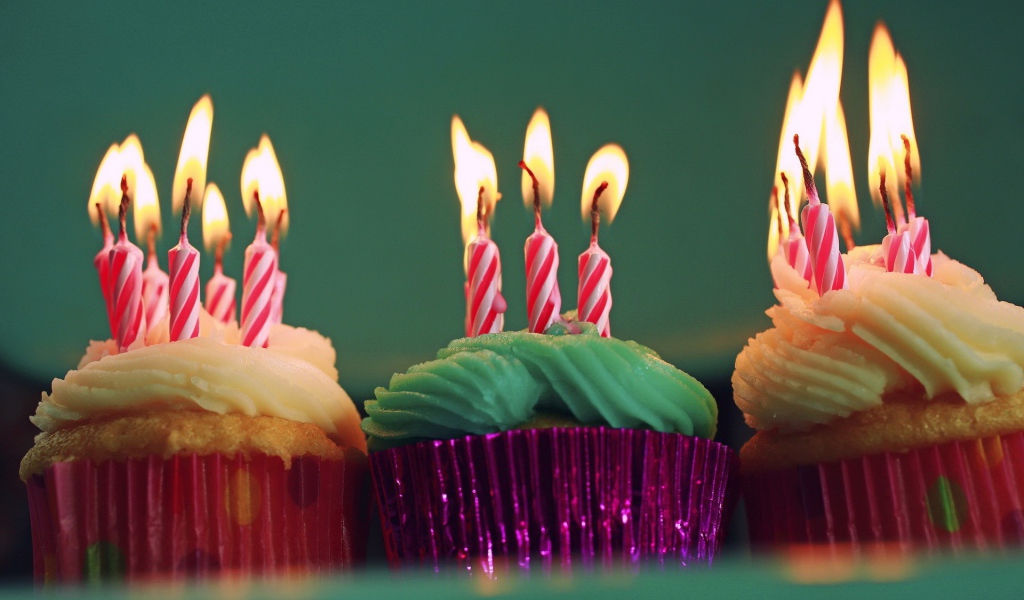Свечи в праздничных кексах