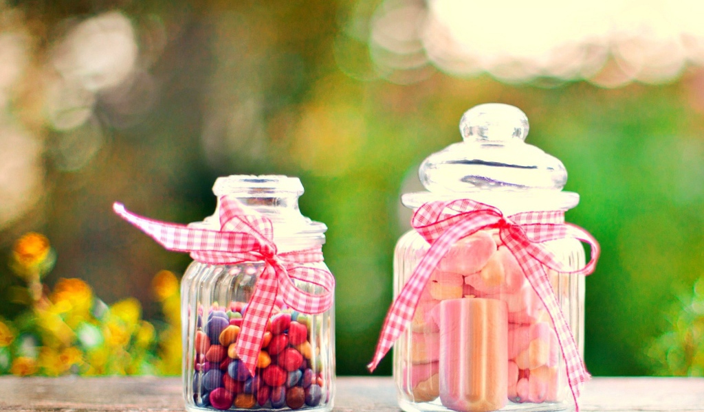Конфеты в банках, повязанных лентой