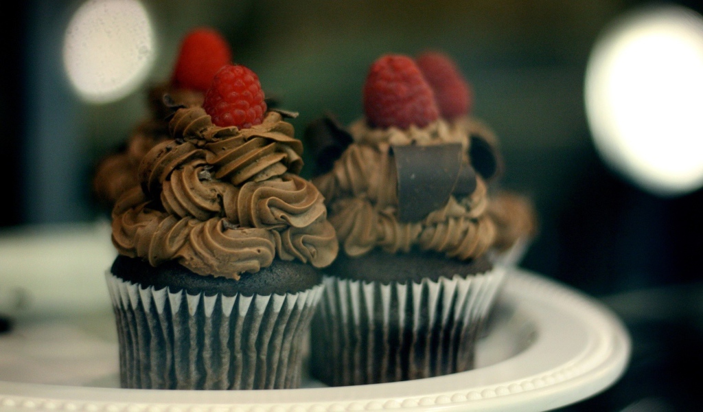 Шоколадные кексы с кофейным кремом и ягодами